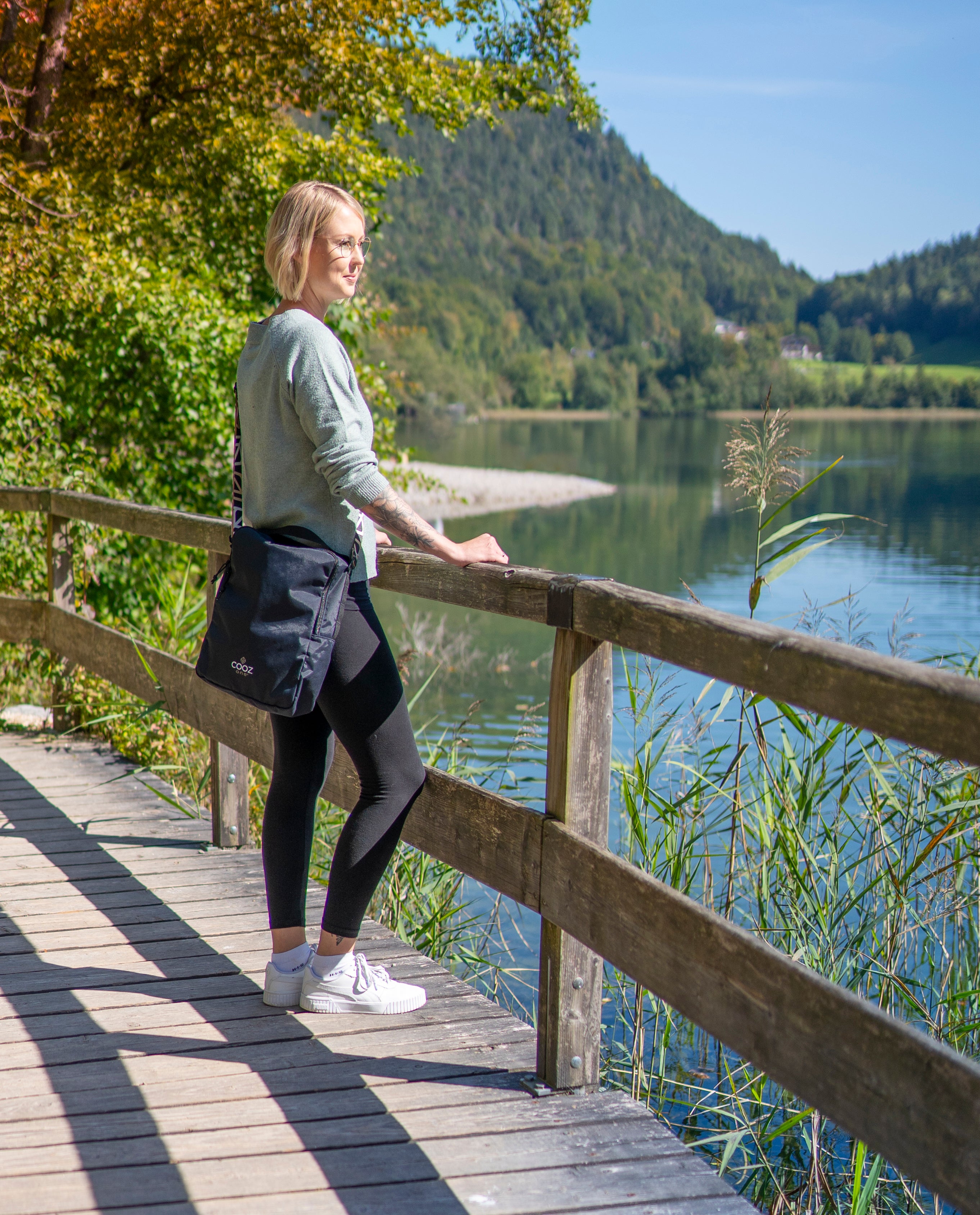 Der COOZ one Packaging Cube kann auch als praktische Umhängetasche genutzt werden.