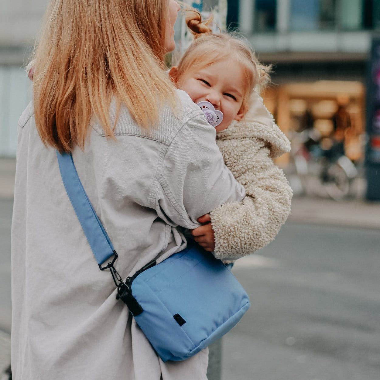 Kinderwagen-Organizer mit abnehmbaren Tragegurt von Anna und Oskar. Fair produziert, unisex und langlebig.