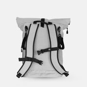 Großer Familienrucksack Hugo in hellgrau mit Rolltop. Fair produziert aus recycelten PES. Robust, unisex, wasserabweisend.