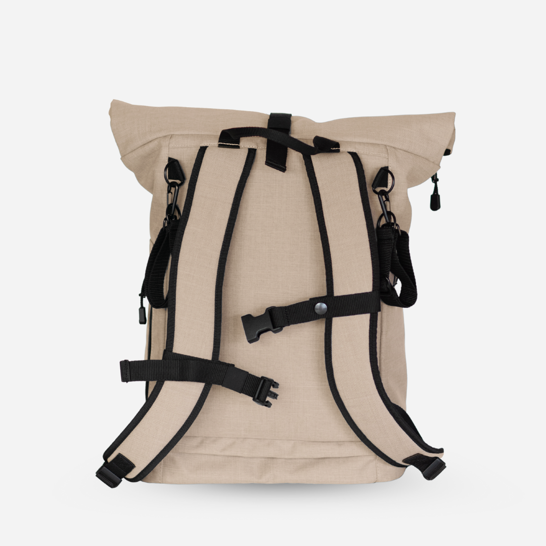 Großer Familienrucksack Hugo in sand beige mit Rolltop. Fair produziert aus recyceltem PES. Robust, unisex, wasserabweisend