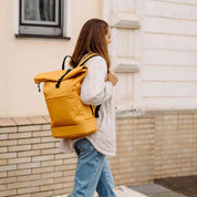 Familienrucksack Hugo aus Senf bzw. gelber Cordura von Anna und Oskar. Nachhaltig, fair produziert, unisex und minimalistisch. 