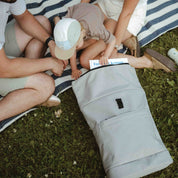 Großer grauer Familienrucksack für unterwegs mit Kind. 