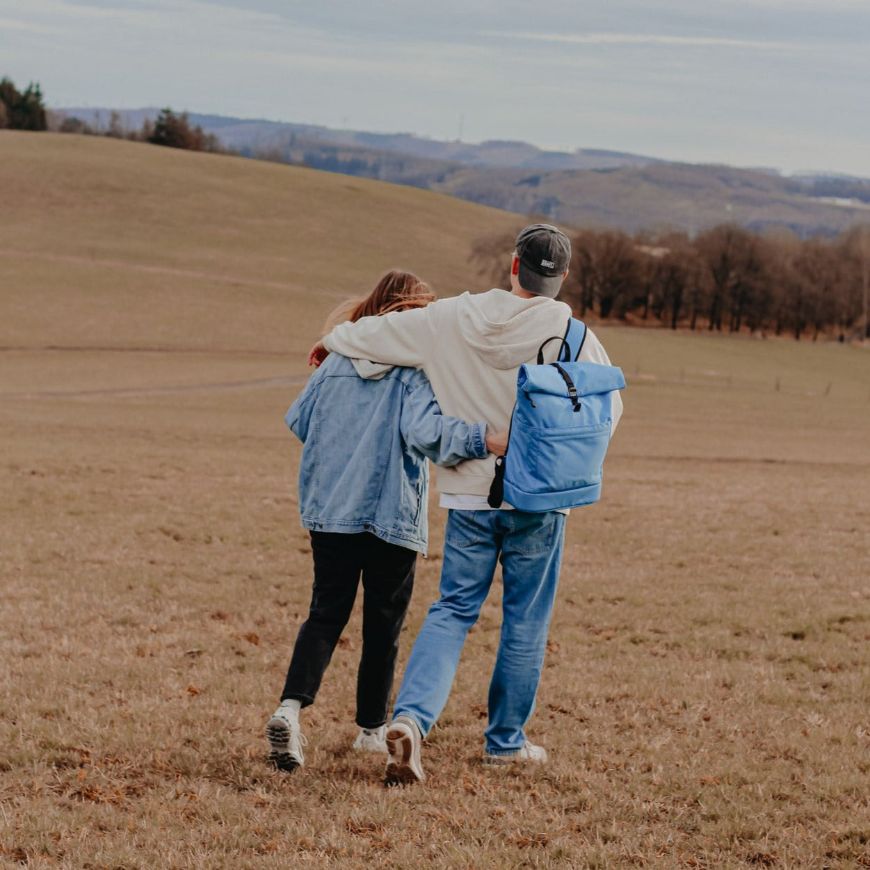 Großer Rucksack Hugo in Blau aus wasserabweisender und robuster Cordura. Fair produziert in Europa von Anna und Oskar. 