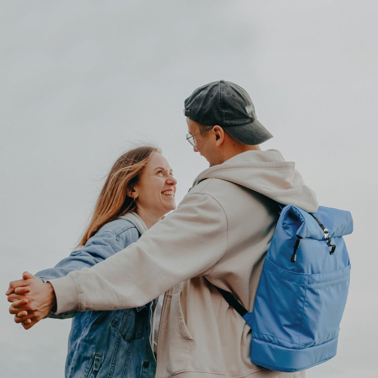 Familienrucksack Hugo mit ausrollbaren Rolltop  in der Limited Farbe 2024 Blau. Ideal für Familien. Fair, unisex und langlebig.