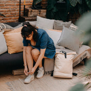 Großer Familienrucksack Hugo in sand beige mit Rolltop. Fair produziert aus recyceltem PES. Robust, unisex, wasserabweisend