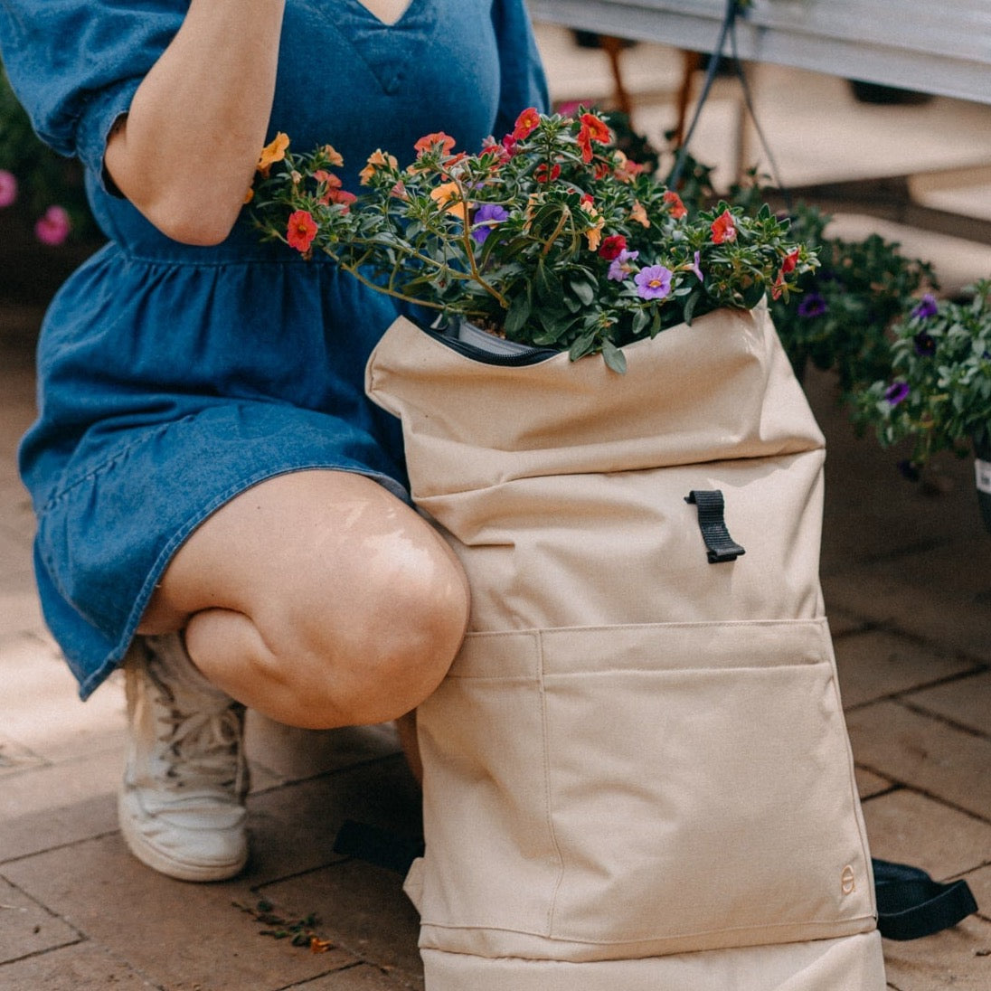 Großer Familienrucksack Hugo in sand beige mit Rolltop. Fair produziert aus recyceltem PES. Robust, unisex, wasserabweisend
