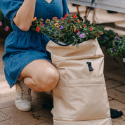 Großer Familienrucksack Hugo in sand beige mit Rolltop. Fair produziert aus recyceltem PES. Robust, unisex, wasserabweisend