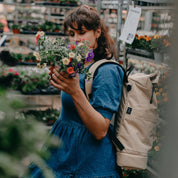 Großer Familienrucksack Hugo in sand beige mit Rolltop. Fair produziert aus recyceltem PES. Robust, unisex, wasserabweisend