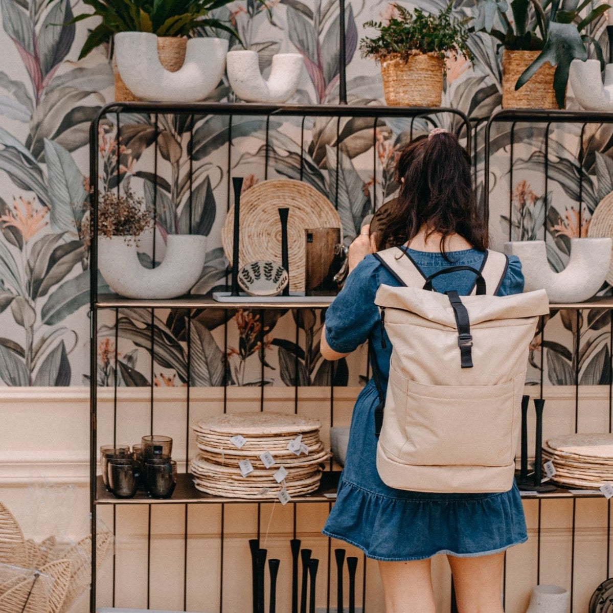 Großer Familienrucksack Hugo in sand beige mit Rolltop. Fair produziert aus recyceltem PES. Robust, unisex, wasserabweisend