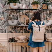 Großer Familienrucksack Hugo in sand beige mit Rolltop. Fair produziert aus recyceltem PES. Robust, unisex, wasserabweisend