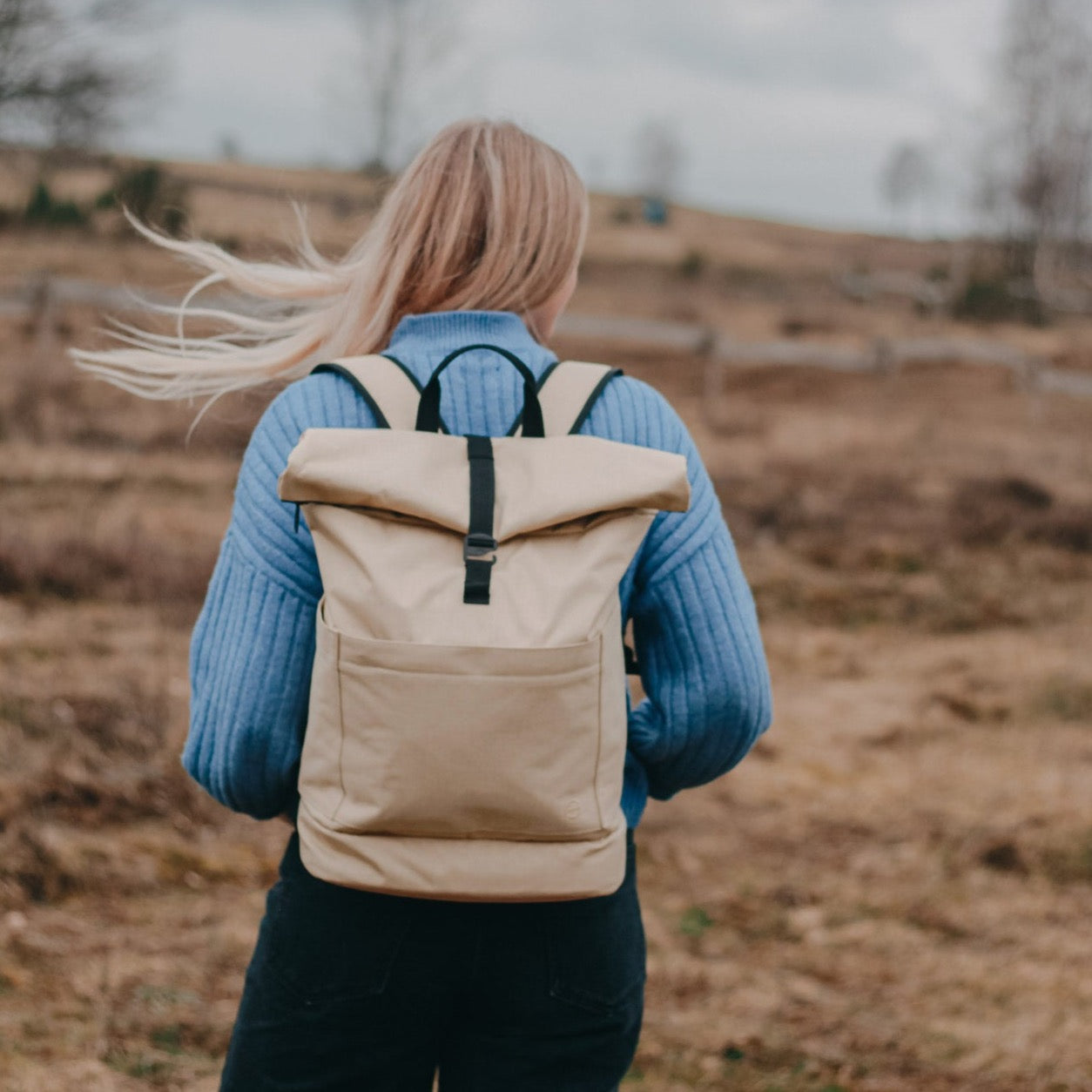 Großer Familienrucksack Hugo in sand beige mit Rolltop. Fair produziert aus recyceltem PES. Robust, unisex, wasserabweisend