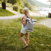 Großer Wickelrucksack in hellgrau von Anna und Oskar. Nachhaltig und fair produziert.