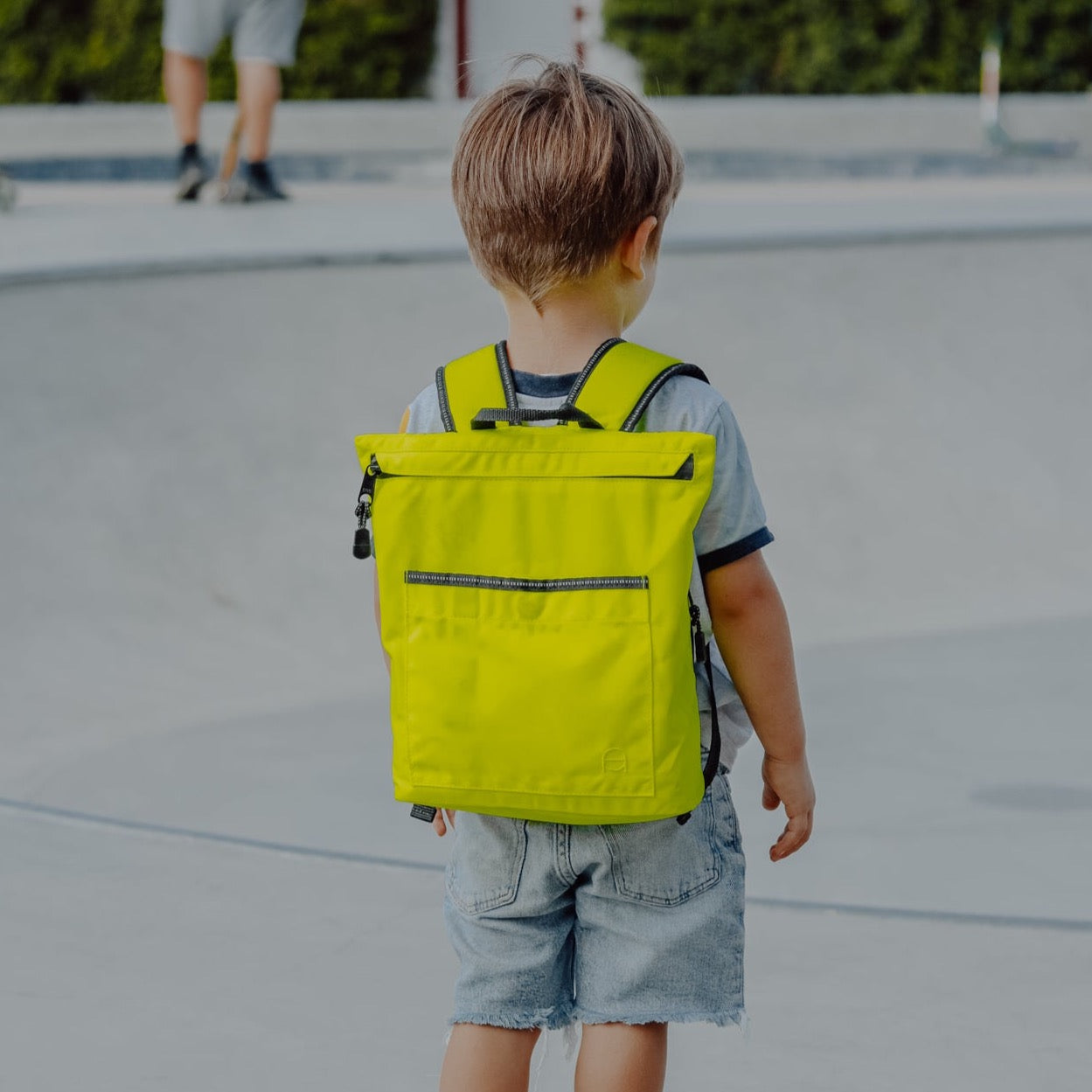 Kinderrucksack Kalle Mini für den Start in der Krippe. Gefertigt aus neonfarbener Cordura sorgt er für optimale Sichtbarkeit im Straßenverkehr und ist außerdem sehr robust und wasserabweisend. 