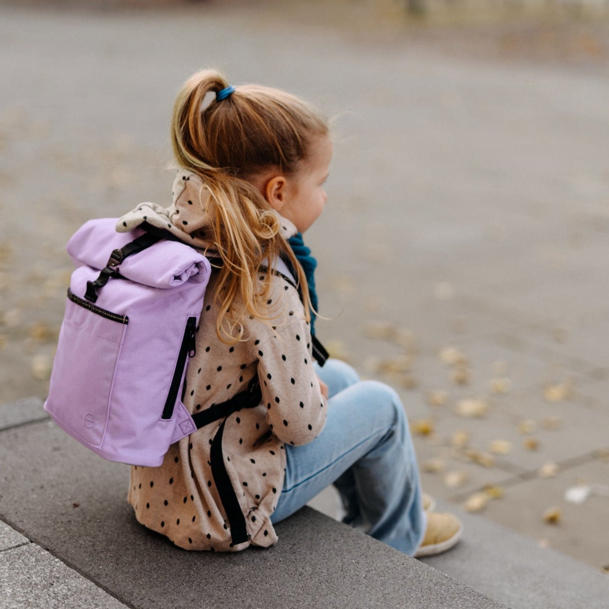 Kindergartenrucksack in flieder bzw. rosa. Fair produziert, unisex und absolut robust. Rucksack Hugo Mini ist wasserabweisend, pflegeleicht und bietet viel Platz für alles was das Kindergartenkind braucht. 