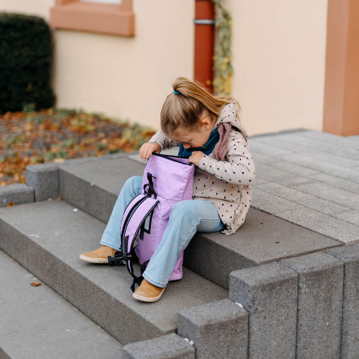 Kinderrucksack mit Rolltop für mehr Platz. Namenschild am Rücken und Reflektoren an den Trägern und Frontfach