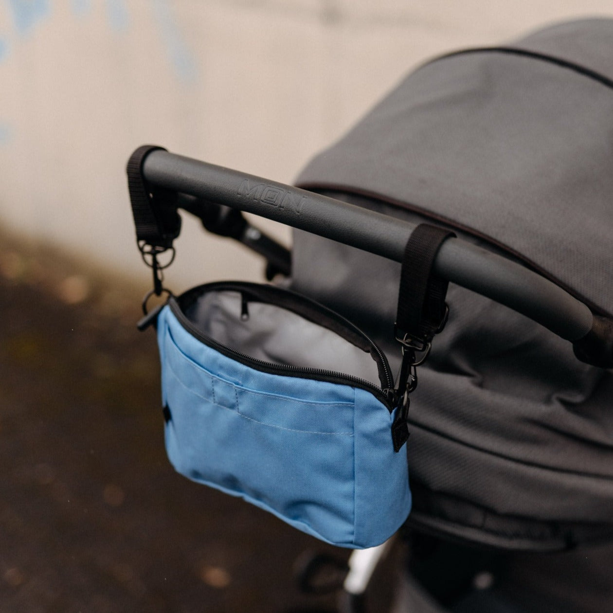 Handtasche Leni mit montierbarer Kinderwagen-Aufhängung und abnehmbaren Tragegurt von Anna und Oskar. Fair Produziert, unisex und langlebig.