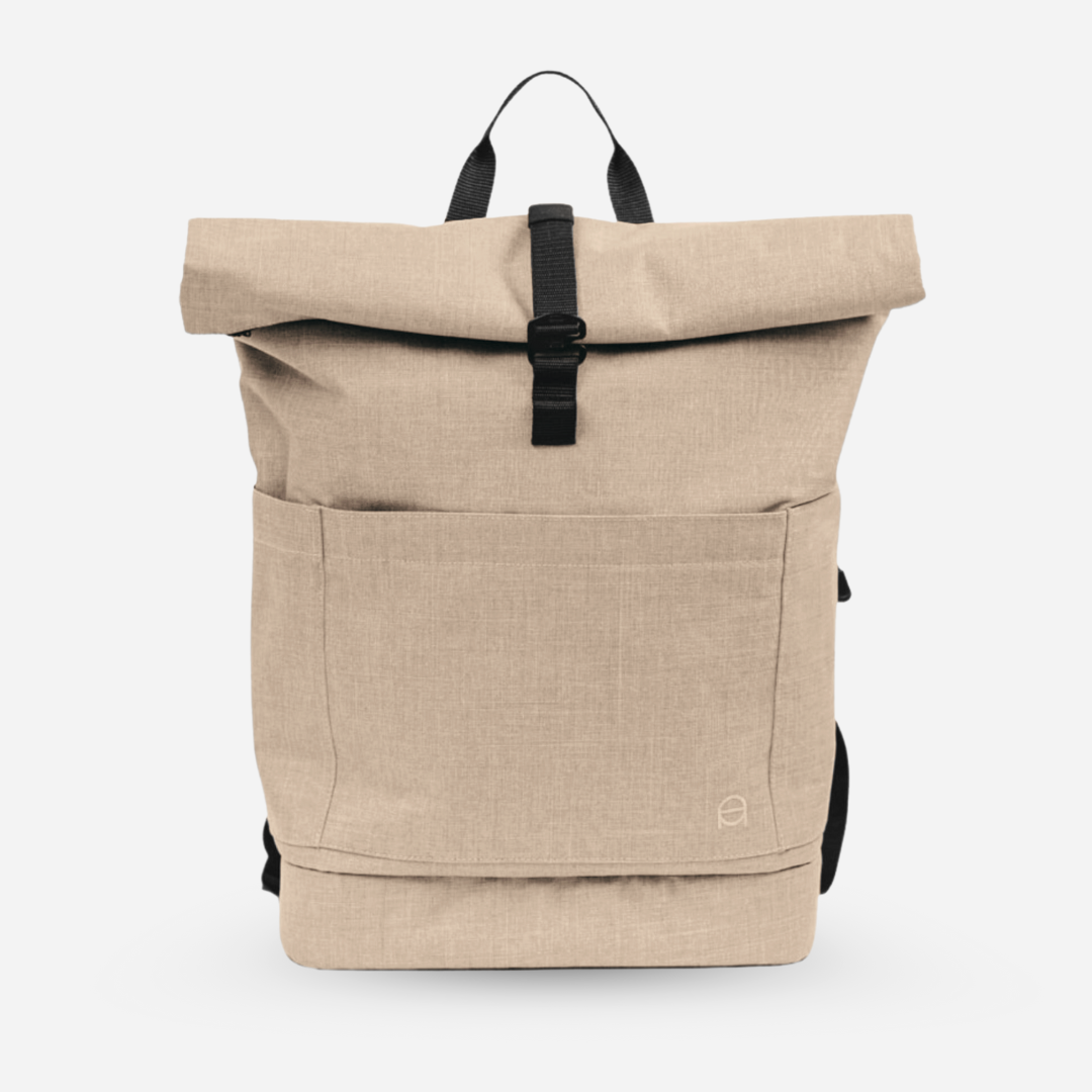 Großer Wickelrucksack Hugo in sand beige mit Rolltop. Fair produziert aus recyceltem PES. Robust, unisex, wasserabweisend