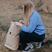 Großer Familienrucksack Hugo in sand beige mit Rolltop. Fair produziert aus recyceltem PES. Robust, unisex, wasserabweisend