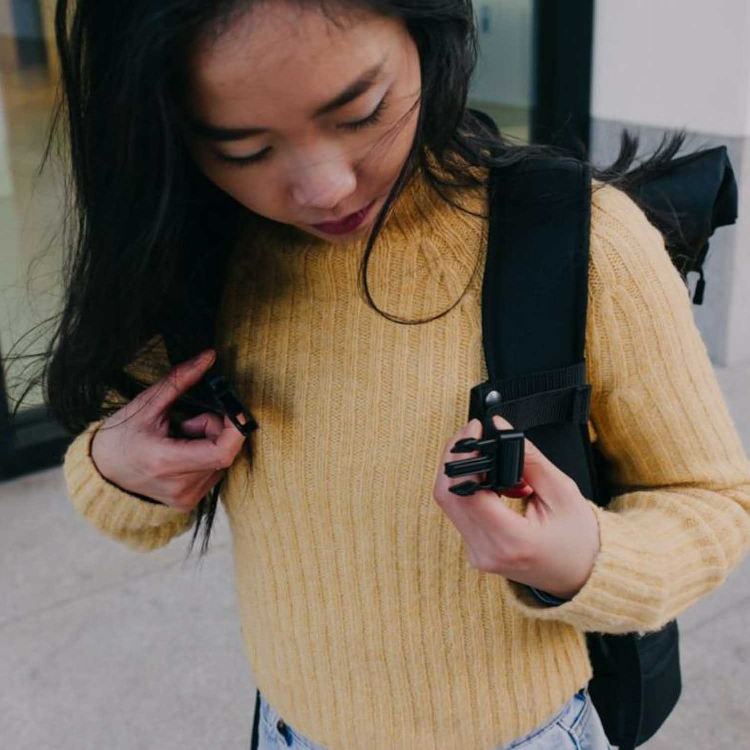 Großer Familienrucksack Hugo schwarz nachhaltig mit Brustgurt.